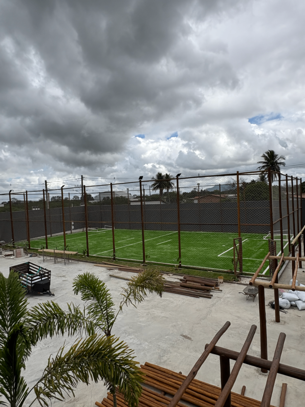 Obra em execução — alambrado